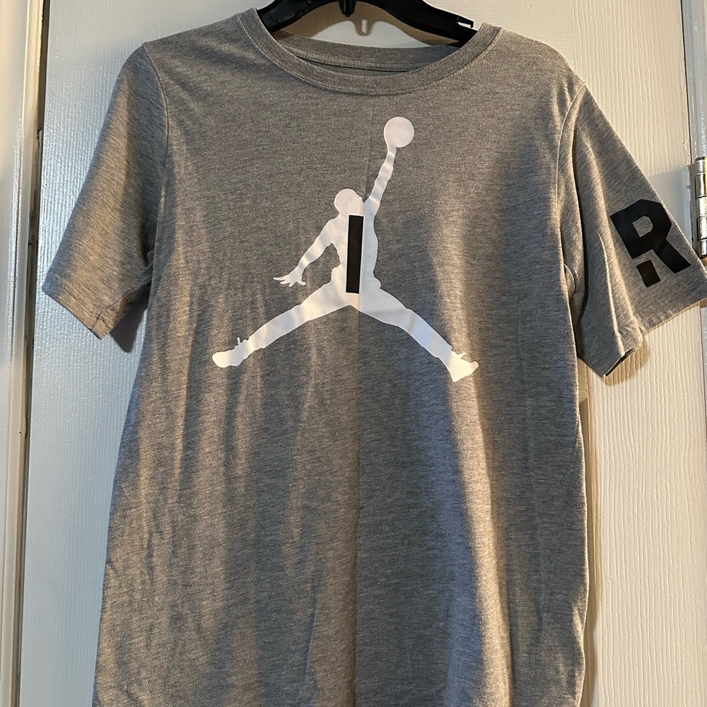 Air Jordan Boys Gray T-Shirt with White Logo Size XL 14/16